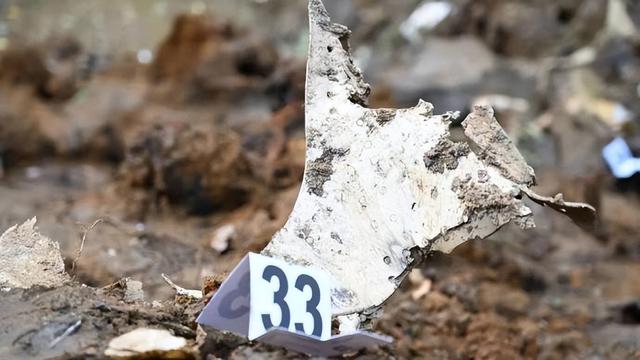 客机窗户高空突然破裂，机长34分钟救下128人，神奇操作创造奇迹