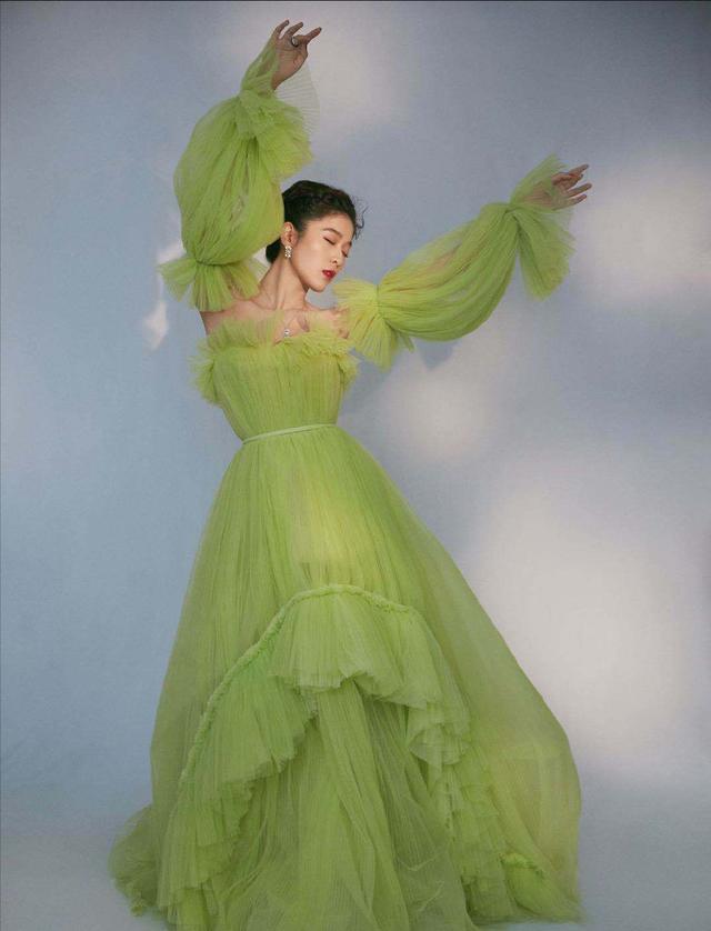 但是我个人私下认为她是很适合穿礼服的女星