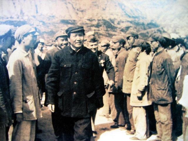 前有黄河，后有敌军，周总理坐立难安，毛主席冷静说道：拿烟来