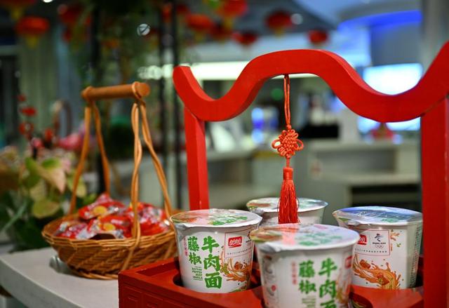 冬奥“年味”哪里寻？窗花、春联、福字、中国结都安排......