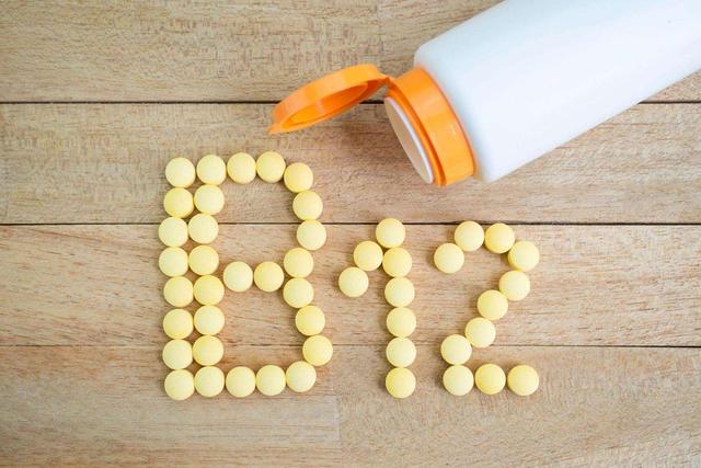 缺乏维生素B12，可能会出现5种症状，4类中老年人群应注意补充