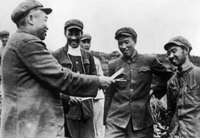 1952年彭德怀回国，邓华请求粟裕接替总指挥，毛主席为何拒绝？