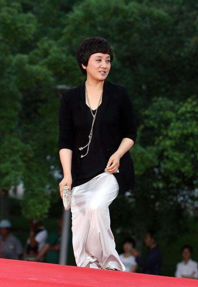 邓婕最漂亮的一件衣服,邓婕穿黑色礼服裙好高贵