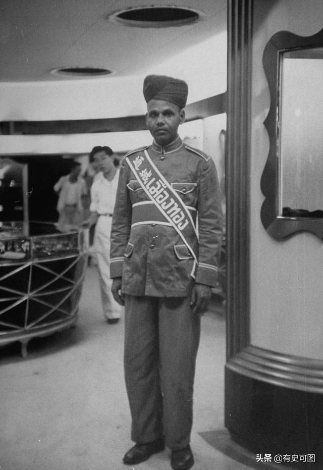 1946年的紫禁城外停滿了汽車，太和殿上放著袁世凱的西洋寶座
