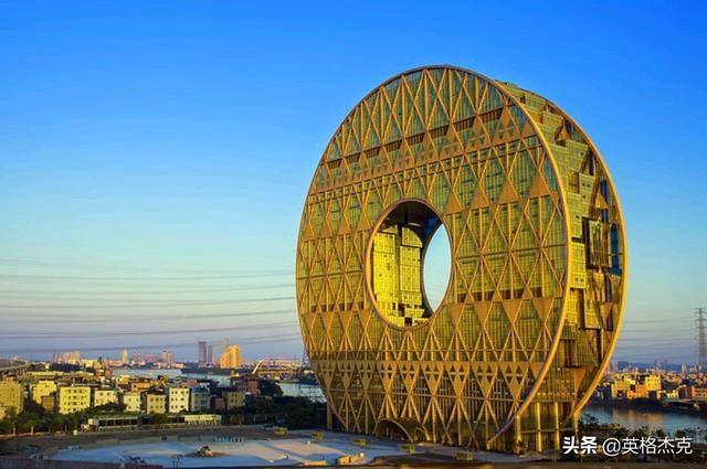 美國遊客到廣州旅行，看到銅錢大廈後直言：這設計很奇怪