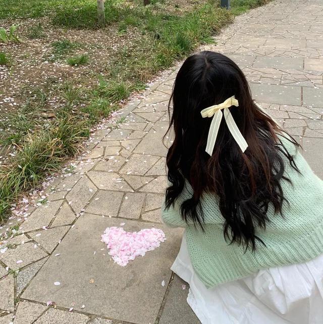 白茶清欢无别事，我在等风也等你