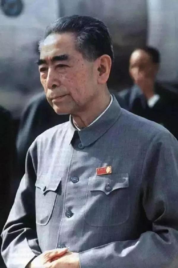 56年陈赓大将带一年轻小伙，面见周总理夫妇：你们好好看看他像谁