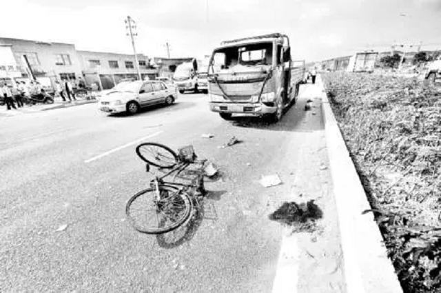 叔叔车祸身亡，侄子请求继承90多万赔偿款无果，将亲爸告上法庭