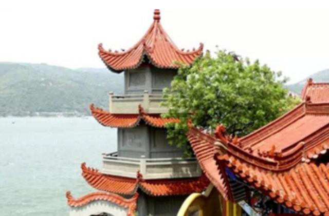 福建渔民出海打渔不慎迷失方向，不料发现一座发光小岛