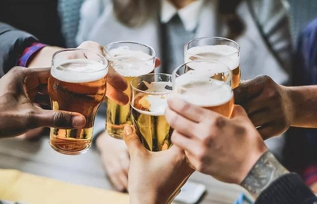 喝酒时为啥不能吃花生米？医生：喝酒尽量少吃这5种“下酒菜”