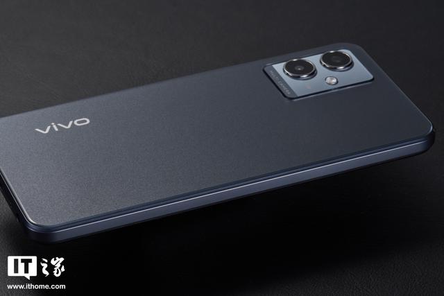 「IT之家开箱」vivo Y33s 5G 手机图赏：清蓝微光，经典深邃
