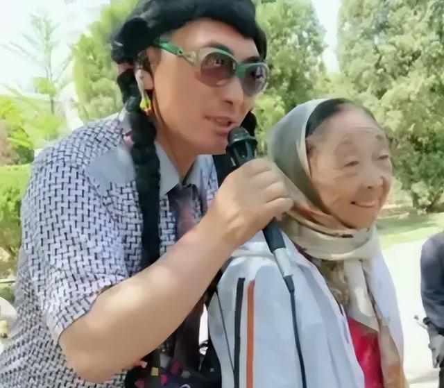 85岁马玉琴被丈夫苛待，午饭用小面包应付，丈夫：不想费事