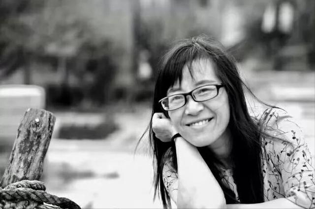 带着残疾嫁人的余秀华，婚后生子还被嫌弃，成名后给钱给房要离婚