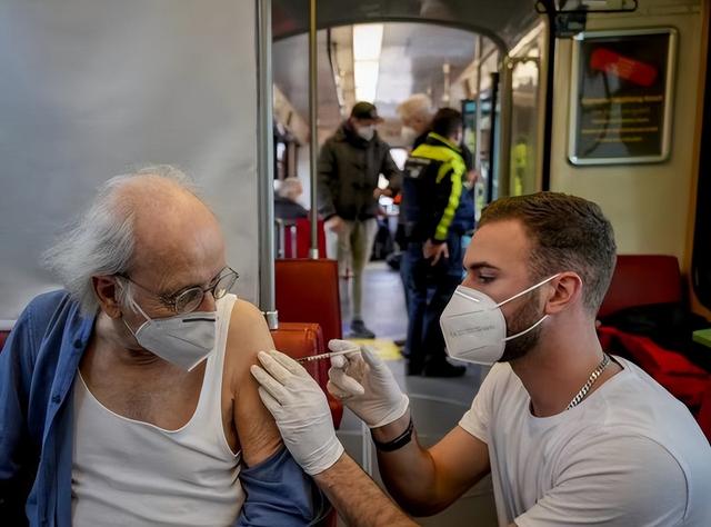 德国一位61岁大爷接种新冠疫苗超87次，被警方拘留