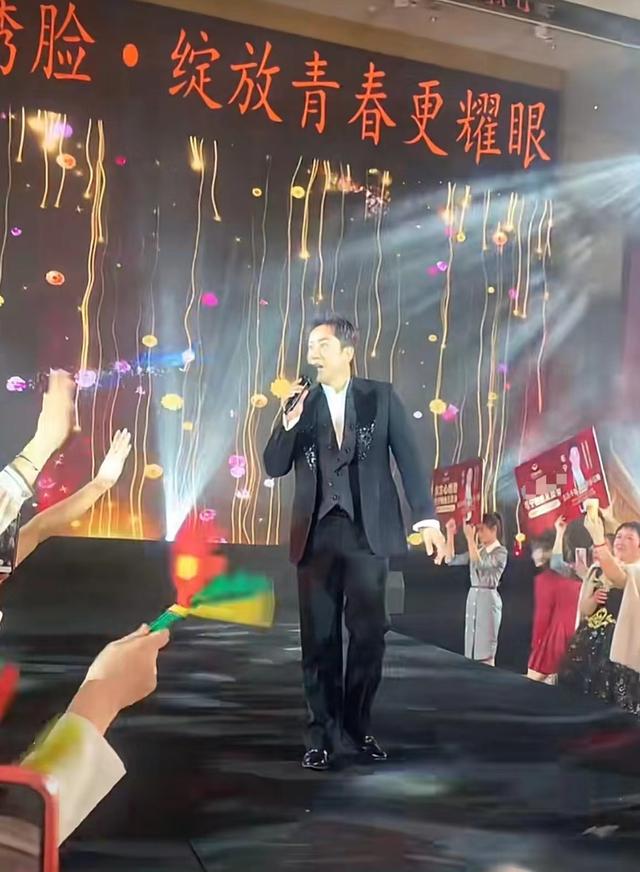 52岁毛宁商演捞金，搂富婆深情对唱，互动卖力被质疑整容