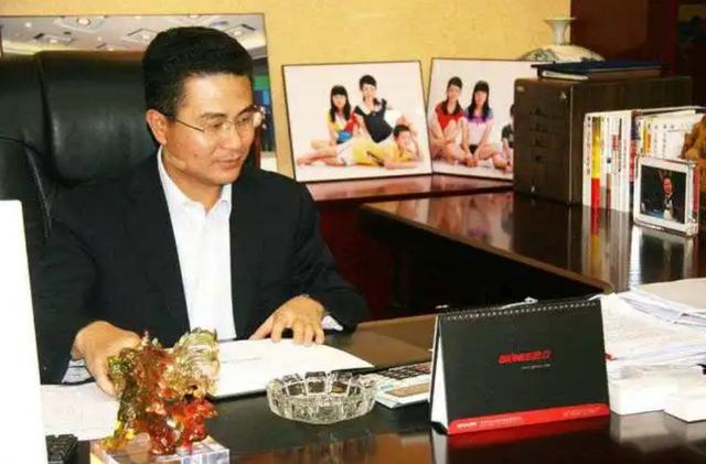 金立手机创始人：一赌输掉7亿美金，负债200亿跑路，至今去向成谜