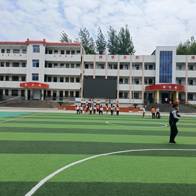 英山县石头咀镇中心小学开展活力大课间 精彩在校园活动