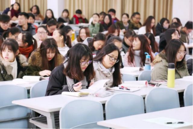 北大博士到深圳大学任教，哭诉月薪只有3000元，学生：一点也不怨