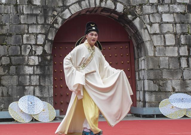 桂林：桂剧、彩调经典片段在古南门实景展演