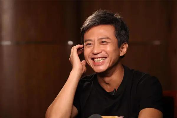 邓超：把丈母娘当成亲妈孝顺，街头混子改邪归正，登上人生巅峰