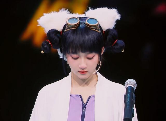《王牌》后期翻车！没给关晓彤加滤镜，皮肤变黄脸变宽差距有点大