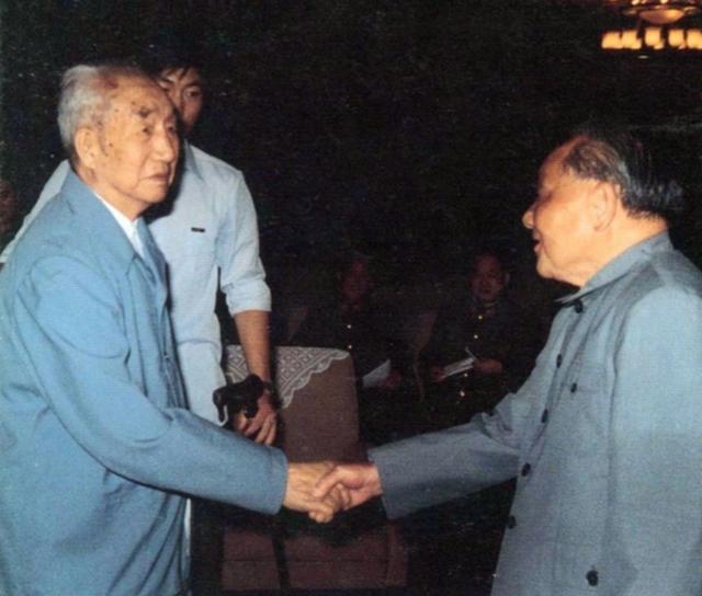 1950年徐向前去怀仁堂开会，周恩来看着最后一排笑了：你换个座位