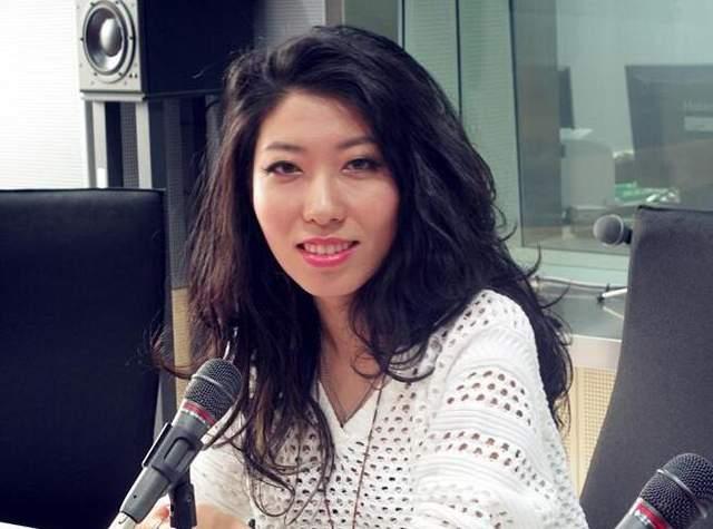 妈妈牢底坐穿！曲婉婷连续8年“云尽孝”，在国外用赃款逍遥自在