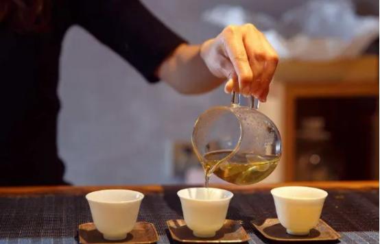 绿茶放了10年还能喝吗？绿茶的最佳饮用期，到底是多长时间？