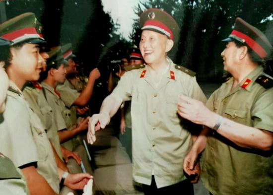 77年邓华回京，要求洪学智回部队，邓小平：让他去国防工业办吧
