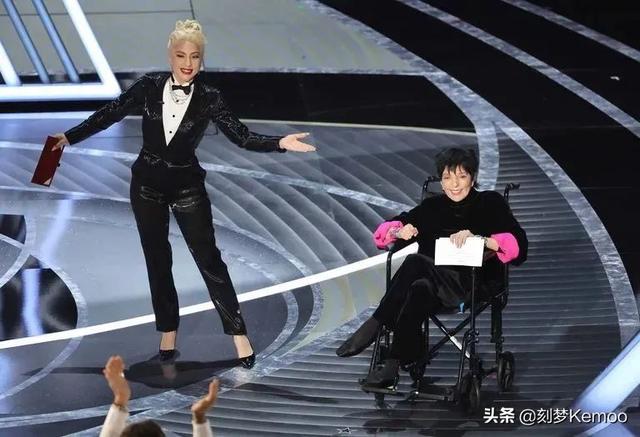 奥斯卡影帝现场打人！这一巴掌把今年奥斯卡打活了
