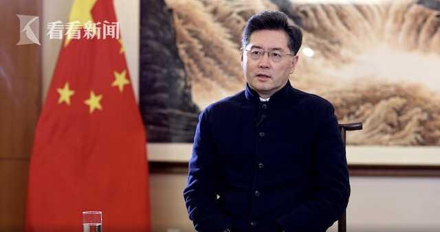 中方为何不会知情不劝阻？秦刚大使勇猛，揭露了美国政客三大丑行