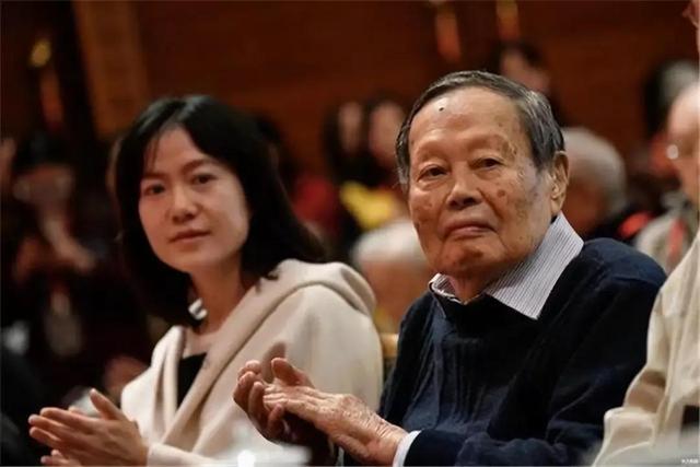 杨振宁：翁帆为了我付出了太多时间，她十七年来都是早睡