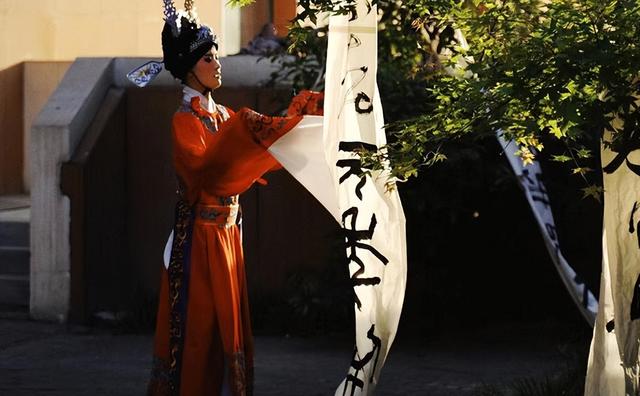“漫卷诗书喜欲狂”，高校女生穿戏服唱戏腔，评论却两极分化
