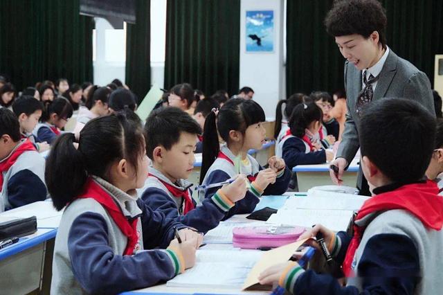 8名教师因教学成绩不佳，登上当地“黑榜”，网友褒贬不一