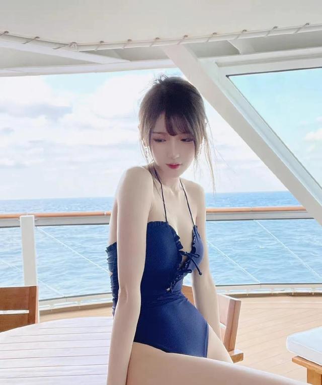腐團兒曬遊艇度假大片！穿比基尼秀豐滿好身材，小腿還沒欄杆粗 - 天天要聞