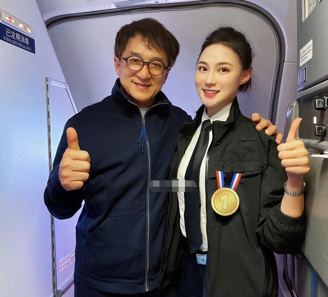 没想到2022年一开始，成龙和黄渤，就给许多大明星，敲响了警钟