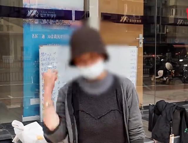 住上海电话亭的女人找到了，但听罢她的回答我们是否很意外？