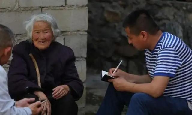 陕西89岁老人不肯上户口，临终前拿出一张身世照片，道出心酸往事