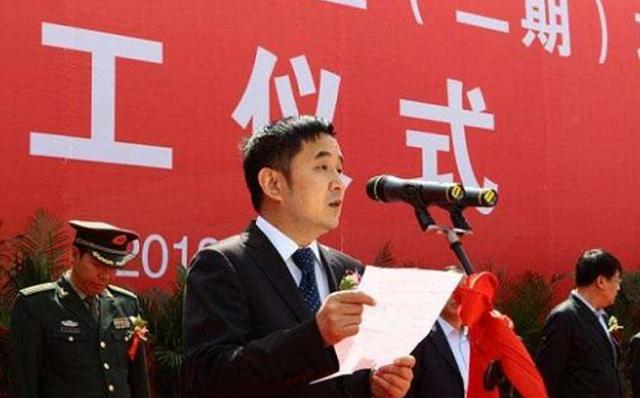 王永红：负债700亿，却套现61亿携女明星出逃，父亲去世都不回来