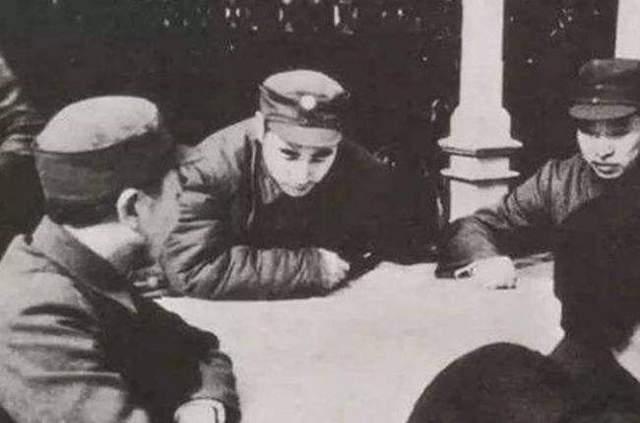 1949年毛主席曾给白崇禧指出两条路，他不走阳关道，偏要去独木桥