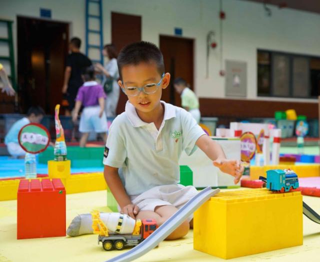 你还在拼三胎吗？多地幼儿园“一孩难求”，背后的原因很现实
