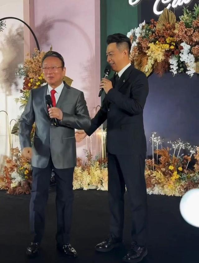 76岁蒋大为现身婚礼现场捞金,化妆满面油光,走路大摇大摆很神气