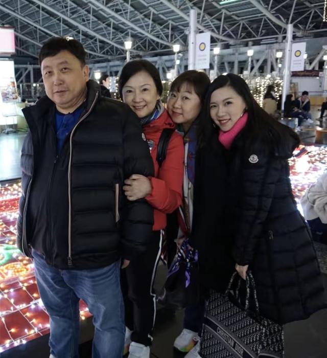 67岁王晶全家福曝光！被妻子挽着手臂出行，俩女儿美貌出众