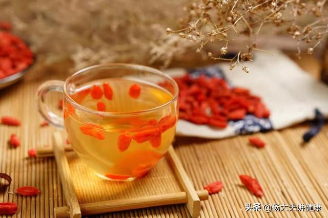 吃枸杞有什么好处，枸杞干吃好，还是泡水好？答案来了