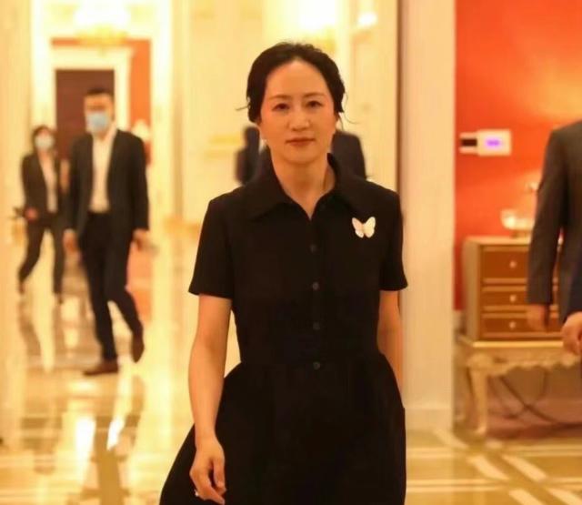 孟晚舟回国首次亮相，一袭Polo裙出席华为发布会，眼眸坚定有毅力