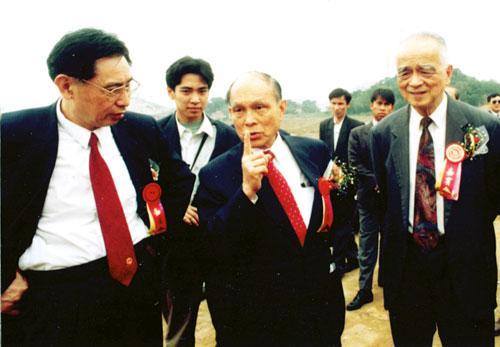 香港单日感染近万例，霍英东家族终于出手，捐款资助港大医学院
