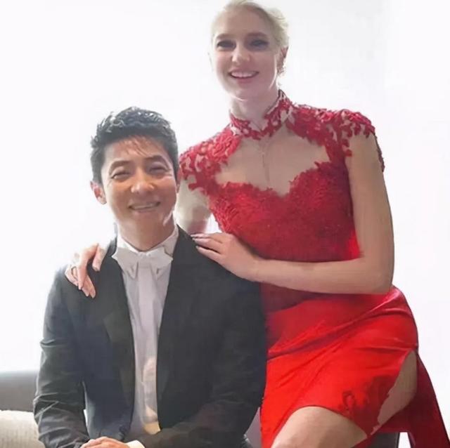 撒贝宁一家四口公园野餐，李白腿长到老公腰部，小腹微凸疑再怀孕