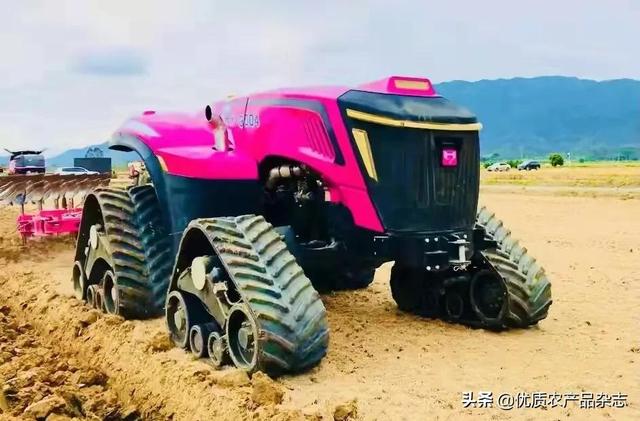 碧桂园又有大动作！自主研发无人拖拉机收获机亮相演示，无人化农场概念落地成真