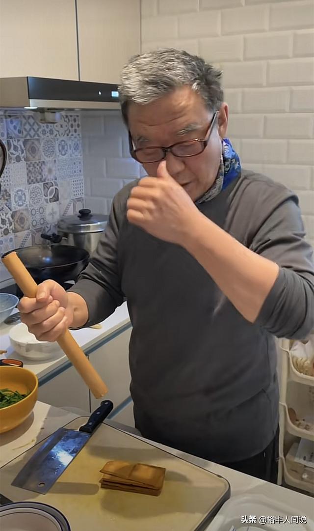 李立群隔离生活遭台媒“嘲笑”！真实情况：有肉有菜还有酒和香烟
