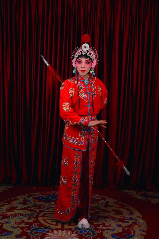 实拍剧团旦角化妆过程